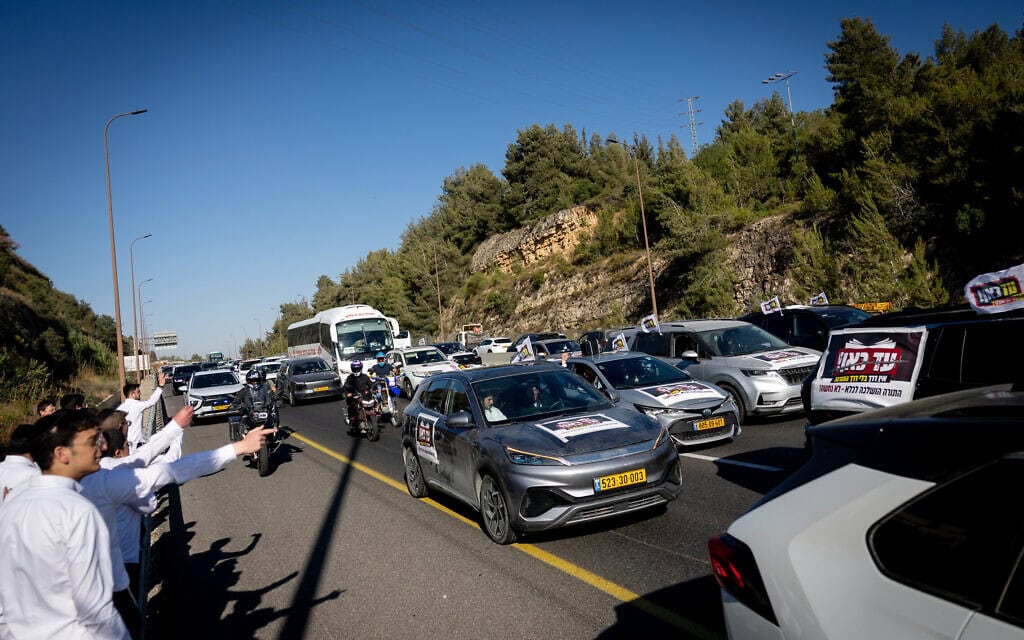 שיירת מפגינים חרדים נגד מעצר עריקים בכביש 1, 24 ביוני 2026 (צילום: יונתן זינדל/פלאש90) שיירת מפגינים חרדים נגד מעצר עריקים בכביש 1, 24 ביוני 2026 (צילום: יונתן זינדל/פלאש90)