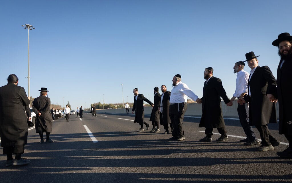 שיירת מפגינים חרדים נגד מעצר עריקים בכביש 1, 24 ביוני 2026 (צילום: יונתן זינדל/פלאש90) שיירת מפגינים חרדים נגד מעצר עריקים בכביש 1, 24 ביוני 2026 (צילום: יונתן זינדל/פלאש90)