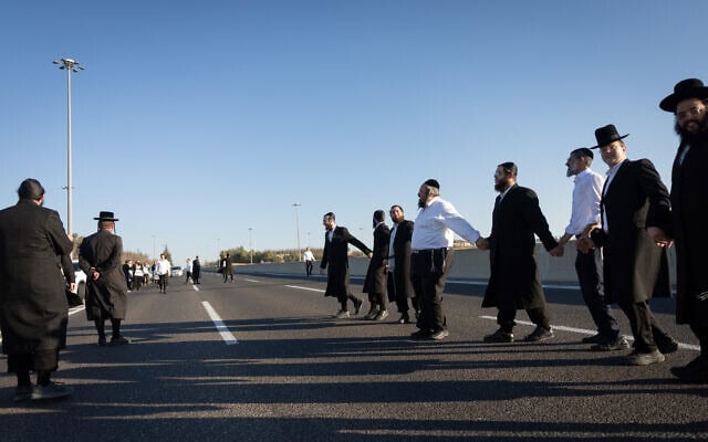 שיירת מפגינים חרדים נגד מעצר עריקים בכביש 1, 24 ביוני 2026 (צילום: יונתן זינדל/פלאש90) שיירת מפגינים חרדים נגד מעצר עריקים בכביש 1, 24 ביוני 2026 (צילום: יונתן זינדל/פלאש90)
