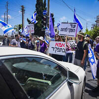 מפגינים בעד גיוס חרדים חוסמים כביש בבני ברק, בתגובה לחסימות כבישים במחאה על מעצר עריקים, 26 ביוני 2026 (צילום: אבשלום ששוני/פלאש90) מפגינים בעד גיוס חרדים חוסמים כביש בבני ברק, בתגובה לחסימות כבישים במחאה על מעצר עריקים, 26 ביוני 2026 (צילום: אבשלום ששוני/פלאש90)