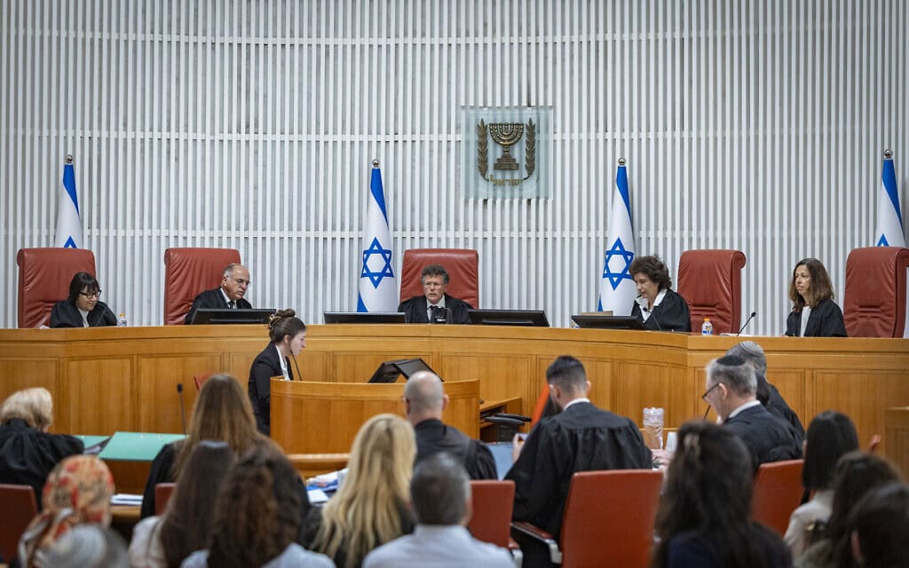 השופטים רות רונן, דפנה ברק-ארז, יצחק עמית, נעם סולברג וגילה כנפי-שטייניץ בדיון בג"ץ בעתירות נגד מינוי עו"ד מיכאל ראבילו למבקר המדינה. 28 ביוני 2026 (צילום: חיים גולדברג/פלאש90)