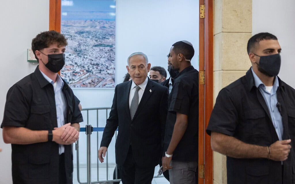 ראש הממשלה בנימין נתניהו מגיע לבית המשפט בירושלים ב-29 ביוני 2026 (צילום: יהונתן זינדל/פלאש90)