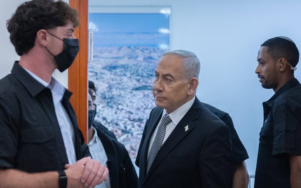 ראש הממשלה בנימין נתניהו מגיע לבית המשפט בירושלים ב-29 ביוני 2026 (צילום: יהונתן זינדל/פלאש90)