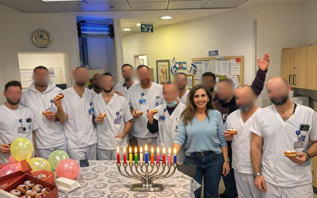 מירה מזרחי בבית החולים הדסה (צילום: מתוך עמוד הפייסבוק של מירה מזרחי) מירה מזרחי בבית החולים הדסה (צילום: מתוך עמוד הפייסבוק של מירה מזרחי)