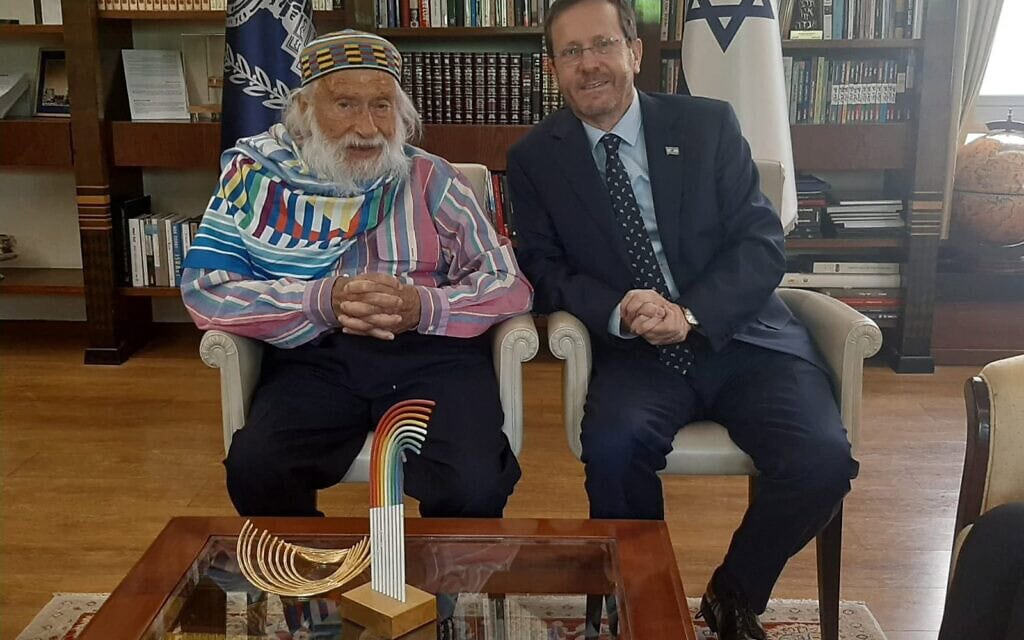 הנשיא יצחק הרצוג לצד האומן יעקב אגם (צילום: ערוץ X של הרצוג) הנשיא יצחק הרצוג לצד האומן יעקב אגם (צילום: ערוץ X של הרצוג)