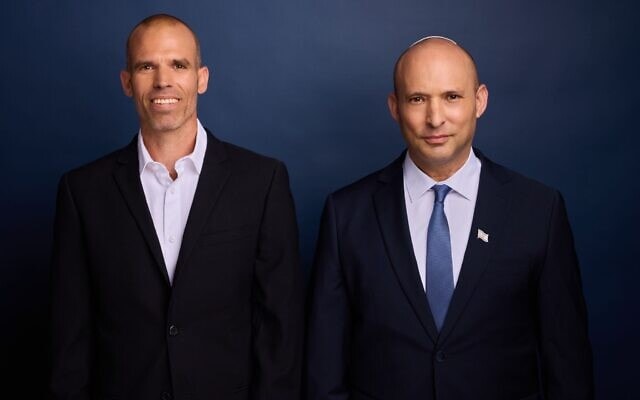 נפתלי בנט ואמיר סטרוגו בתמונה שפורסמה ב־22 ביוני 2026 (צילום: מתוך החשבון של בנט ברשת X) נפתלי בנט ואמיר סטרוגו בתמונה שפורסמה ב־22 ביוני 2026 (צילום: מתוך החשבון של בנט ברשת X)