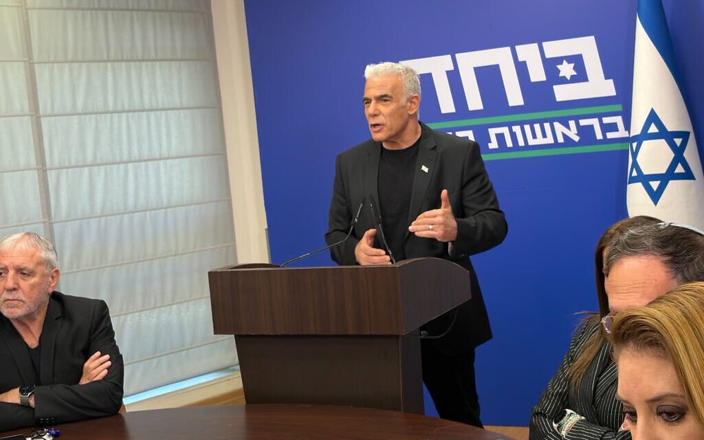 יו"ר האופוזיציה יאיר לפיד בפתח ישיבת סיעתו, 22 ביוני 2026 יו"ר האופוזיציה יאיר לפיד בפתח ישיבת סיעתו, 22 ביוני 2026