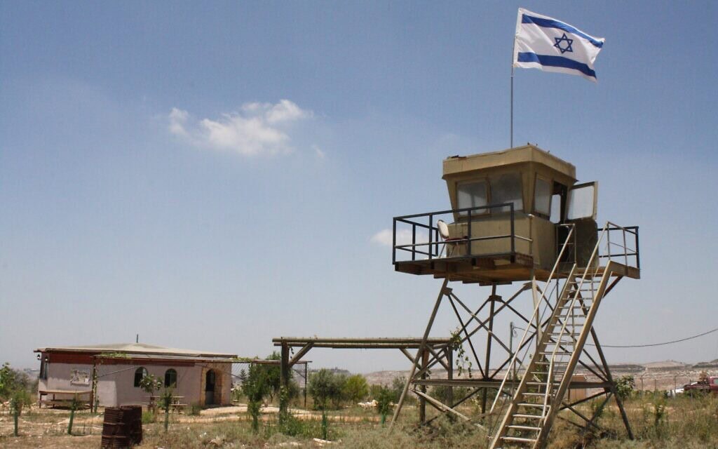 מבט על המאחז הבלתי חוקי שדה אפרים שבגדה המערבית, ובו מגדל שמירה צבאי ומבנה קהילתי, 8 ביולי 2024 (צילום: ג'רמי שרון) מבט על המאחז הבלתי חוקי שדה אפרים שבגדה המערבית, ובו מגדל שמירה צבאי ומבנה קהילתי, 8 ביולי 2024 (צילום: ג'רמי שרון)