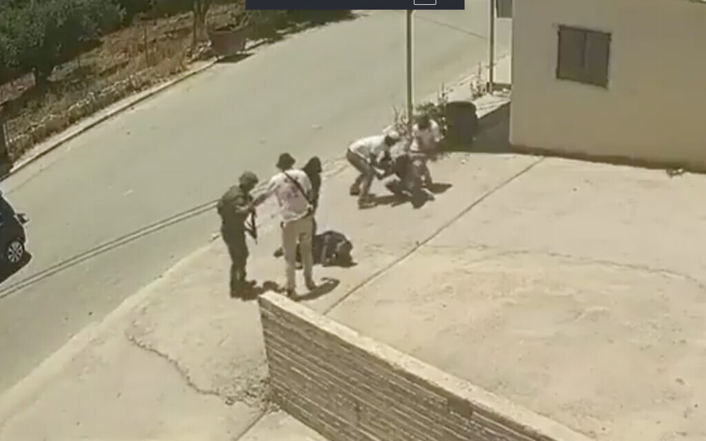 חיילים ומתנחלים תוקפים פלסטינים בחווארה. 6 ביוני 2026 (צילום: צילומסך מטוויטר, שימוש בהתאם לסעיף 27 א לחוק זכויות יוצרים)