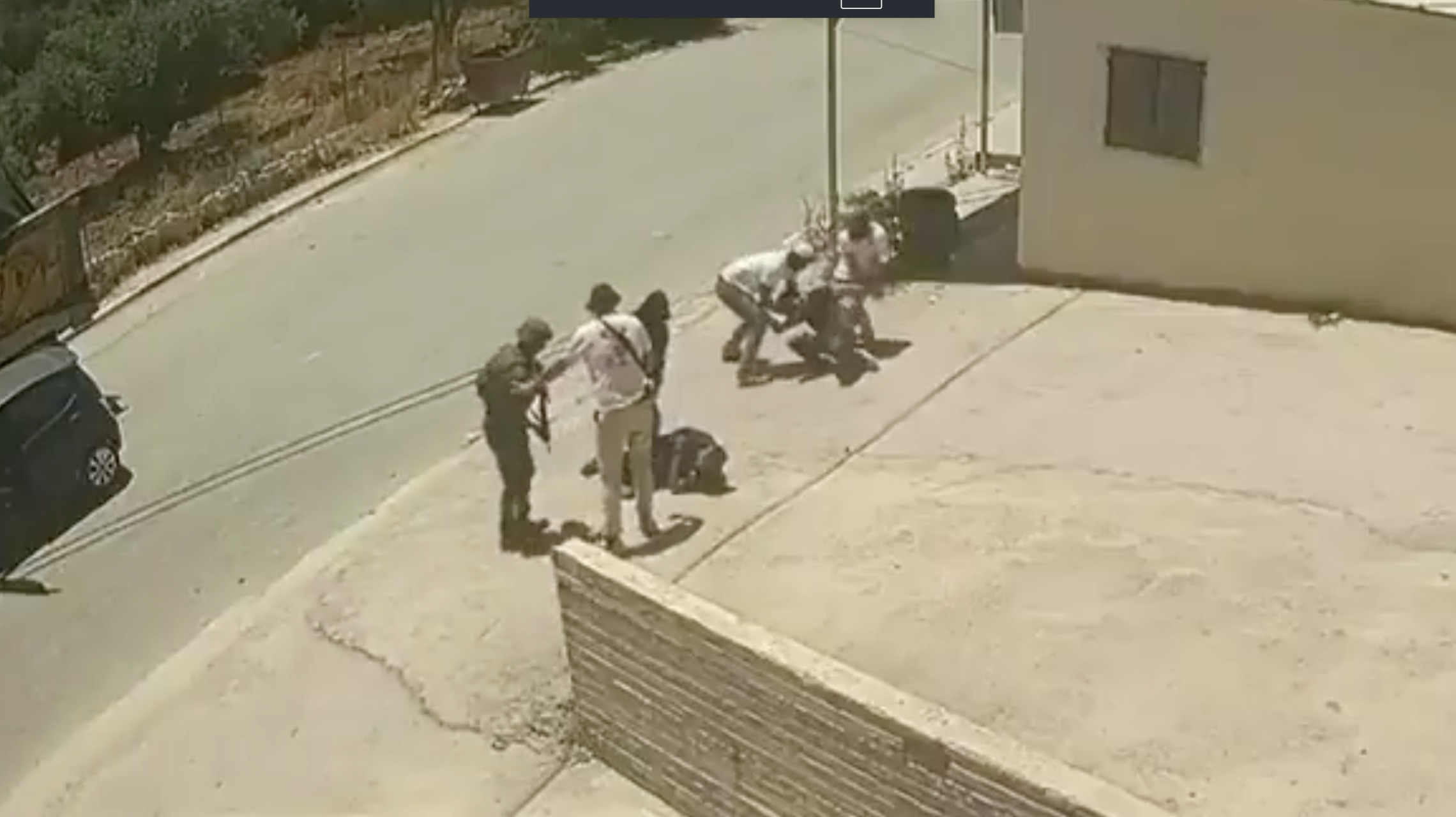 חיילים ומתנחלים תוקפים פלסטינים בחווארה. 6 ביוני 2026 (צילום: צילומסך מטוויטר, שימוש בהתאם לסעיף 27 א לחוק זכויות יוצרים) חיילים ומתנחלים תוקפים פלסטינים בחווארה. 6 ביוני 2026 (צילום: צילומסך מטוויטר, שימוש בהתאם לסעיף 27 א לחוק זכויות יוצרים)