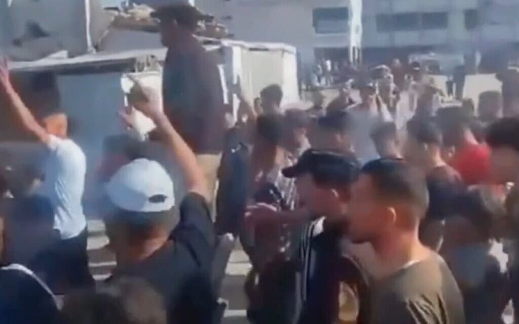 פלסטינים מפגינים נגד חמאס ברצועת עזה, 26 ביוני 2026 (צילום: צילום מסך, טוויטר)