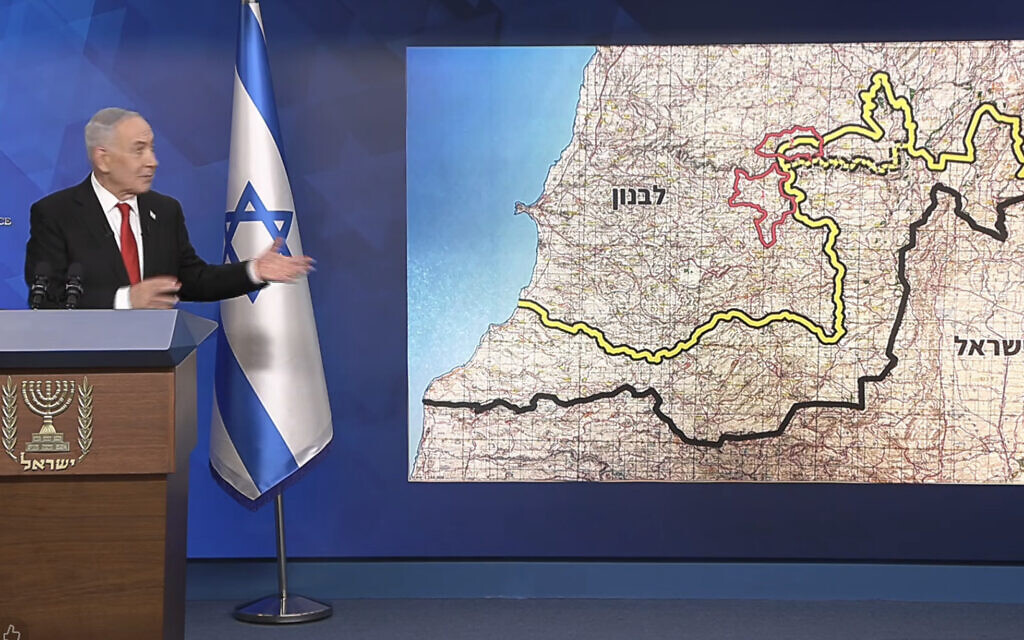 נתניהו מצביע על מפת לבנון וישראל במסיבת עיתונאים. 27 ביוני 2026 (צילום: צילום מסך)