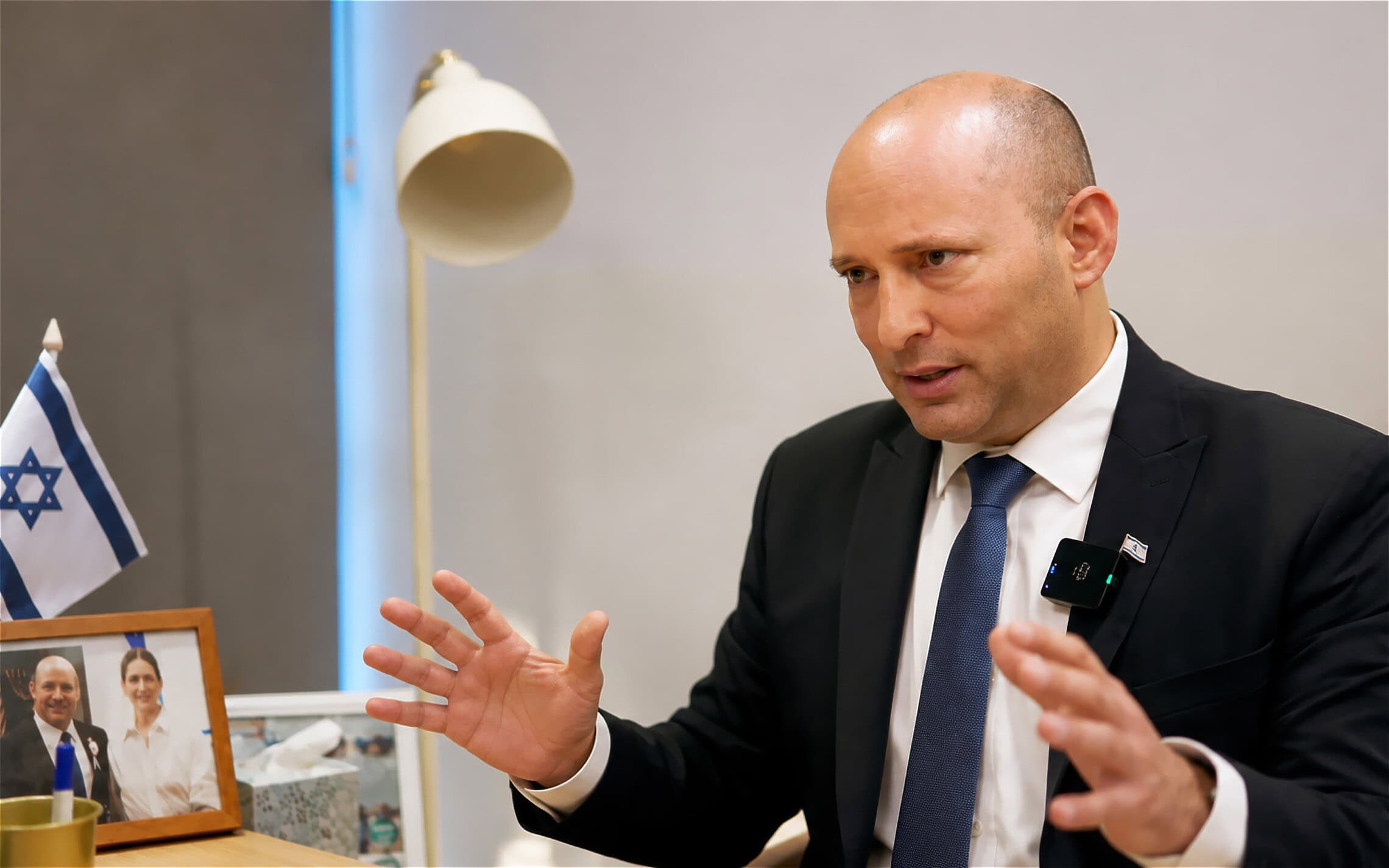נפתלי בנט בריאיון לזמן ישראל במשרדי מפלגת ביחד ברעננה, 11 ביוני 2026 (צילום: יצחק לדה) נפתלי בנט בריאיון לזמן ישראל במשרדי מפלגת ביחד ברעננה, 11 ביוני 2026 (צילום: יצחק לדה)