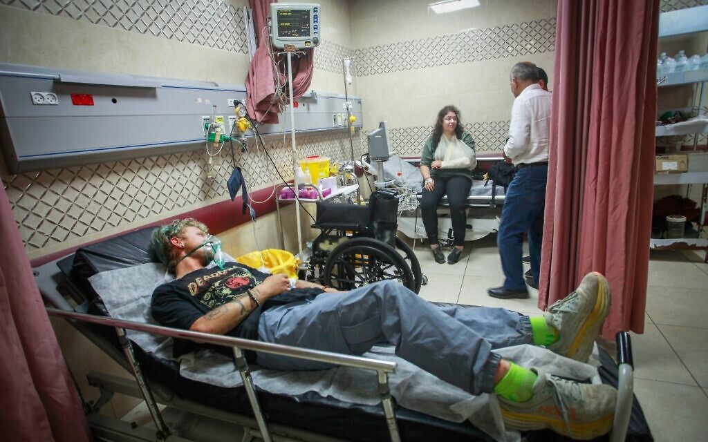 מתנדבים זרים מקבלים טיפול בבית חולים בשכם לאחר שהותקפו על ידי מתנחלים בכפר קוסרה שבגדה המערבית, 4 בספטמבר 2024 (צילום: Nasser Ishtayeh/Flash90) מתנדבים זרים מקבלים טיפול בבית חולים בשכם לאחר שהותקפו על ידי מתנחלים בכפר קוסרה שבגדה המערבית, 4 בספטמבר 2024 (צילום: Nasser Ishtayeh/Flash90)