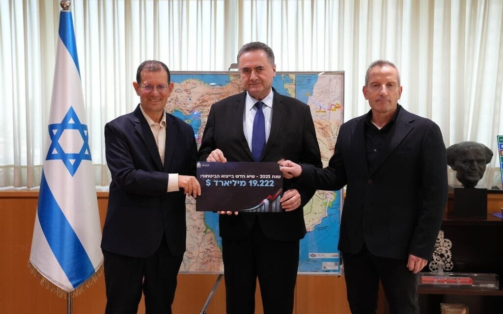 מנכ"ל משרד הביטחון, אלוף (מיל') אמיר ברעם (מימין), וראש אגף הייצוא הביטחוני (סיבט), תא"ל (מיל') יאיר קולס, מגישים לשר הביטחון, ישראל כ"ץ את דוח הייצוא הביטחוני ל-2025. 2 ביוני 2026 (צילום: אריאל חרמוני, משרד הביטחון) מנכ"ל משרד הביטחון, אלוף (מיל') אמיר ברעם (מימין), וראש אגף הייצוא הביטחוני (סיבט), תא"ל (מיל') יאיר קולס, מגישים לשר הביטחון, ישראל כ"ץ את דוח הייצוא הביטחוני ל-2025. 2 ביוני 2026 (צילום: אריאל חרמוני, משרד הביטחון)