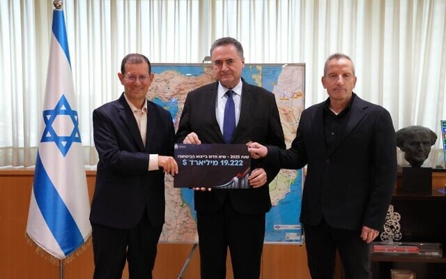 מנכ"ל משרד הביטחון, אלוף (מיל') אמיר ברעם (מימין), וראש אגף הייצוא הביטחוני (סיבט), תא"ל (מיל') יאיר קולס, מגישים לשר הביטחון, ישראל כ"ץ את דוח הייצוא הביטחוני ל-2025. 2 ביוני 2026 (צילום: אריאל חרמוני, משרד הביטחון) מנכ"ל משרד הביטחון, אלוף (מיל') אמיר ברעם (מימין), וראש אגף הייצוא הביטחוני (סיבט), תא"ל (מיל') יאיר קולס, מגישים לשר הביטחון, ישראל כ"ץ את דוח הייצוא הביטחוני ל-2025. 2 ביוני 2026 (צילום: אריאל חרמוני, משרד הביטחון)