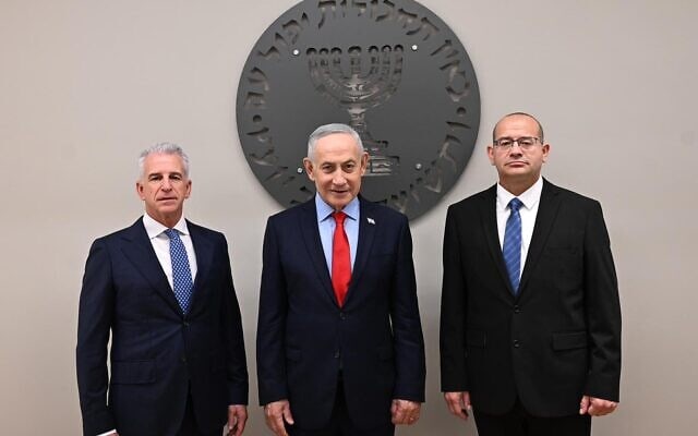 ראש הממשלה בנימין נתניהו, ראש המוסד הנכנס רומן גופמן וראש המוסד היוצר דוד (דדי) ברנע במטה המוסד, 2 ביוני 2026 (צילום: תקשורת המוסד) ראש הממשלה בנימין נתניהו, ראש המוסד הנכנס רומן גופמן וראש המוסד היוצר דוד (דדי) ברנע במטה המוסד, 2 ביוני 2026 (צילום: תקשורת המוסד)