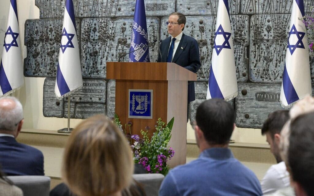 הנשיא יצחק הרצוג נואם בטקס ב-4 ביוני 2026 (צילום: מעיין טואף/לע״מ)
