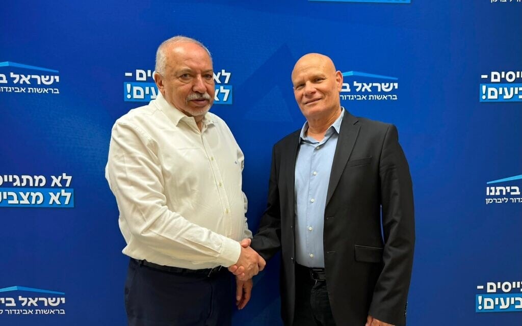 יו״ר ישראל ביתנו לוחץ את ידו של גיל סגל עם הצטרפותו למפלגתו ב-4 ביוני 2026 יו״ר ישראל ביתנו לוחץ את ידו של גיל סגל עם הצטרפותו למפלגתו ב-4 ביוני 2026