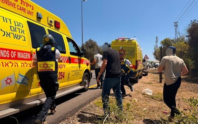 רכבי מגן דוד אדום בזירת פיגוע באזור כוכב יאיר. 7 ביוני 2026 (צילום: דוברות מד רכבי מגן דוד אדום בזירת פיגוע באזור כוכב יאיר. 7 ביוני 2026 (צילום: דוברות מד