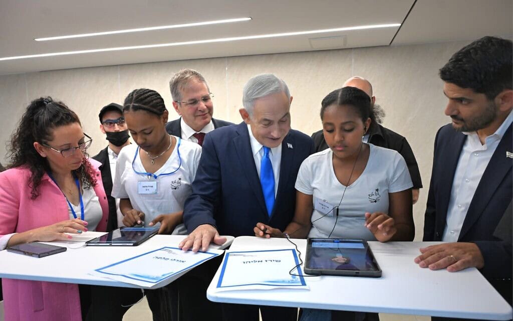 ראש הממשלה בנימין נתניהו ושר החינוך יואב קיש במפגש עם תלמידים במעלה אדומים. 7 ביוני 2026 (צילום: חיים צח/ לע״מ) ראש הממשלה בנימין נתניהו ושר החינוך יואב קיש במפגש עם תלמידים במעלה אדומים. 7 ביוני 2026 (צילום: חיים צח/ לע״מ)