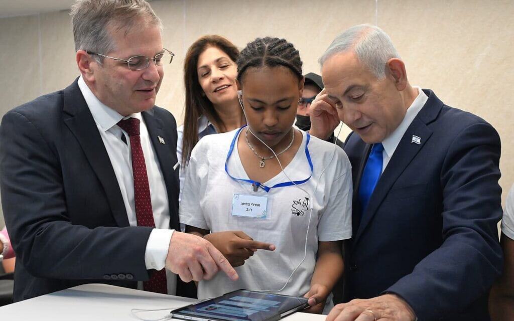 ראש הממשלה בנימין נתניהו ושר החינוך יואב קיש במפגש עם תלמידים במעלה אדומים. 7 ביוני 2026 (צילום: חיים צח/ לע״מ) ראש הממשלה בנימין נתניהו ושר החינוך יואב קיש במפגש עם תלמידים במעלה אדומים. 7 ביוני 2026 (צילום: חיים צח/ לע״מ)