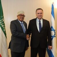 שר הביטחון ישראל כ״ץ לוחץ את ידו של נשיא סומלילנד עבדירחמן מוחמד עבדאללהי. 17 ביוני 2026 (צילום: אריאל חרמוני/משרד הביטחון) שר הביטחון ישראל כ״ץ לוחץ את ידו של נשיא סומלילנד עבדירחמן מוחמד עבדאללהי. 17 ביוני 2026 (צילום: אריאל חרמוני/משרד הביטחון)