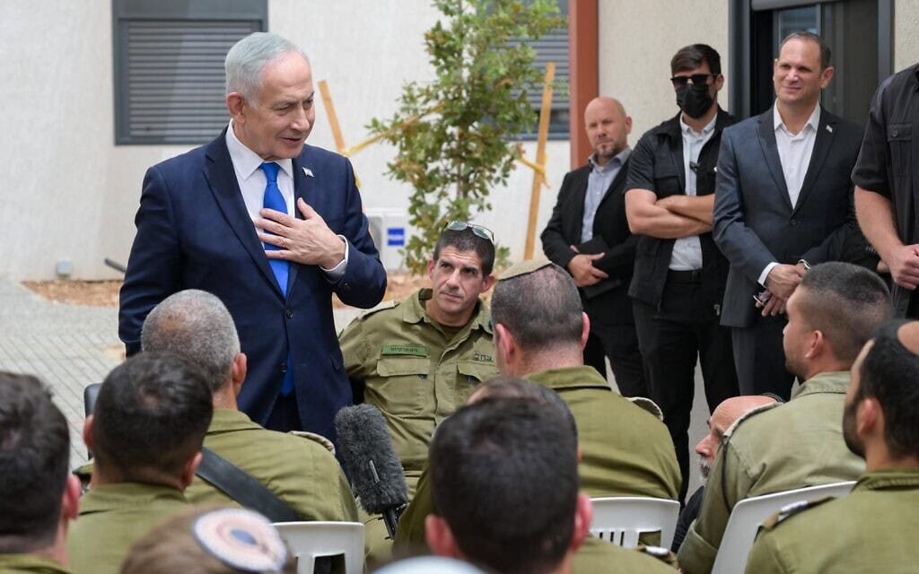 ראש הממשלה בנימין נתניהו משוחח עם חיילים בגוש עציון. 23 ביוני 2026 (צילום: מעיין טואף/ לע