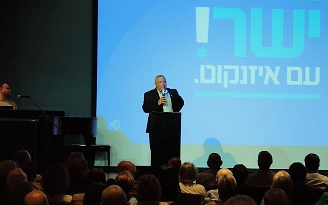 גדי איזנקוט מרצה בפני דיירי הדיור המוגן במגדלי הים התיכון ברחובות, יוני 2026 (צילום: אבנר הופשטיין) גדי איזנקוט מרצה בפני דיירי הדיור המוגן במגדלי הים התיכון ברחובות, יוני 2026 (צילום: אבנר הופשטיין)
