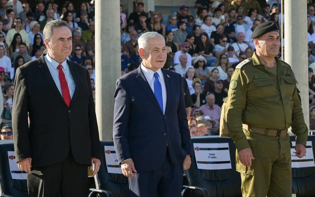 ראש הממשלה בנימין נתניהו, שר הביטחון ישראל כ"ץ והרמטכ"ל אייל זמיר בטקס סיום קורס קצינים בבית הספר לקצינים שבנגב, 25 ביוני 2026 (צילום: מעיין טואף / לע"מ) ראש הממשלה בנימין נתניהו, שר הביטחון ישראל כ"ץ והרמטכ"ל אייל זמיר בטקס סיום קורס קצינים בבית הספר לקצינים שבנגב, 25 ביוני 2026 (צילום: מעיין טואף / לע"מ)