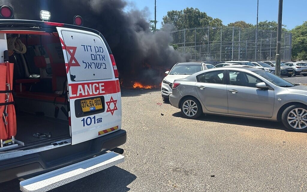 ניידת מגן דוד אדום ליד רכב שהתפוצץ בחולון ב-28 ביוני 2026 (צילום: מד״א)