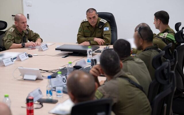 הרמטכ"ל אייל זמיר עם מפקדי האוגדות והחטיבות בפיקוד הצפון, 14 ביוני 2026 (צילום: צה"ל) הרמטכ"ל אייל זמיר עם מפקדי האוגדות והחטיבות בפיקוד הצפון, 14 ביוני 2026 (צילום: צה"ל)