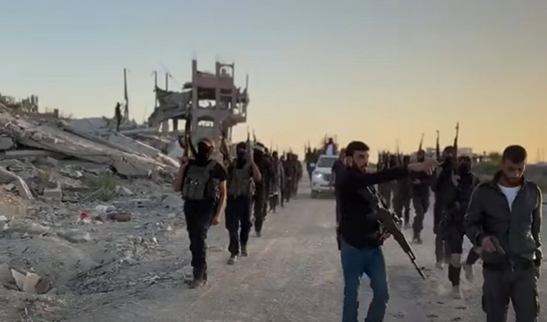 ميليشيا أشرف المنسي في شمال قطاع غزة، 4 أكتوبر 2025 (صورة: لقطة شاشة من فيديو على فيسبوك)