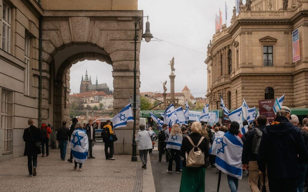 צעדת תמיכה של תומכי ישראל בפראג, צ'כיה שאורגנה על ידי השגרירות הנוצרית הבינלאומית. 2026 (צילום: השגרירות הנוצרית הבינלאומית) צעדת תמיכה של תומכי ישראל בפראג, צ'כיה שאורגנה על ידי השגרירות הנוצרית הבינלאומית. 2026 (צילום: השגרירות הנוצרית הבינלאומית)