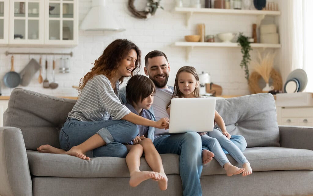 הורים עם ילדים על מחשב (צילום: iStock / fizkes) הורים עם ילדים על מחשב (צילום: iStock / fizkes)