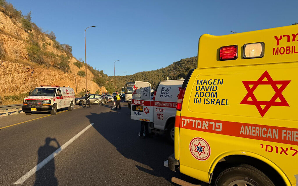 אישה בהיריון נפצעה בתאונת דרכים עם מכונית מהשיירה החרדית בכביש 1, 24 ביוני 2026 (צילום: תיעוד מבצעי מד"א) אישה בהיריון נפצעה בתאונת דרכים עם מכונית מהשיירה החרדית בכביש 1, 24 ביוני 2026 (צילום: תיעוד מבצעי מד"א)