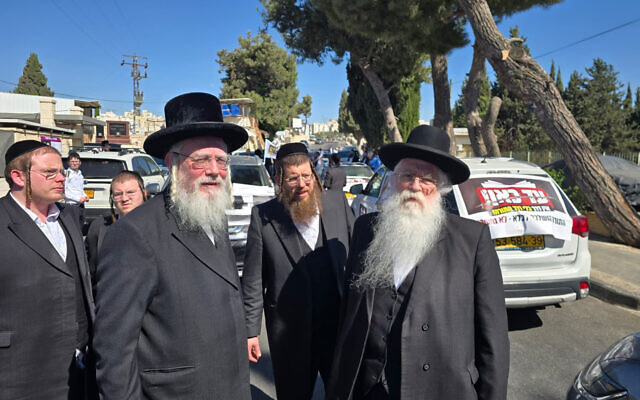 ח"כ מאיר פרוש וסגן השר ישראל אייכלר נערכים לצאת באחת מכמה שיירות מחאה נגד הגיוס לכלא הצבאי נווה צדק (בית ליד) בכפר יונה, 24 ביוני 2026 (צילום: באדיבות אגודת ישראל) ח"כ מאיר פרוש וסגן השר ישראל אייכלר נערכים לצאת באחת מכמה שיירות מחאה נגד הגיוס לכלא הצבאי נווה צדק (בית ליד) בכפר יונה, 24 ביוני 2026 (צילום: באדיבות אגודת ישראל)