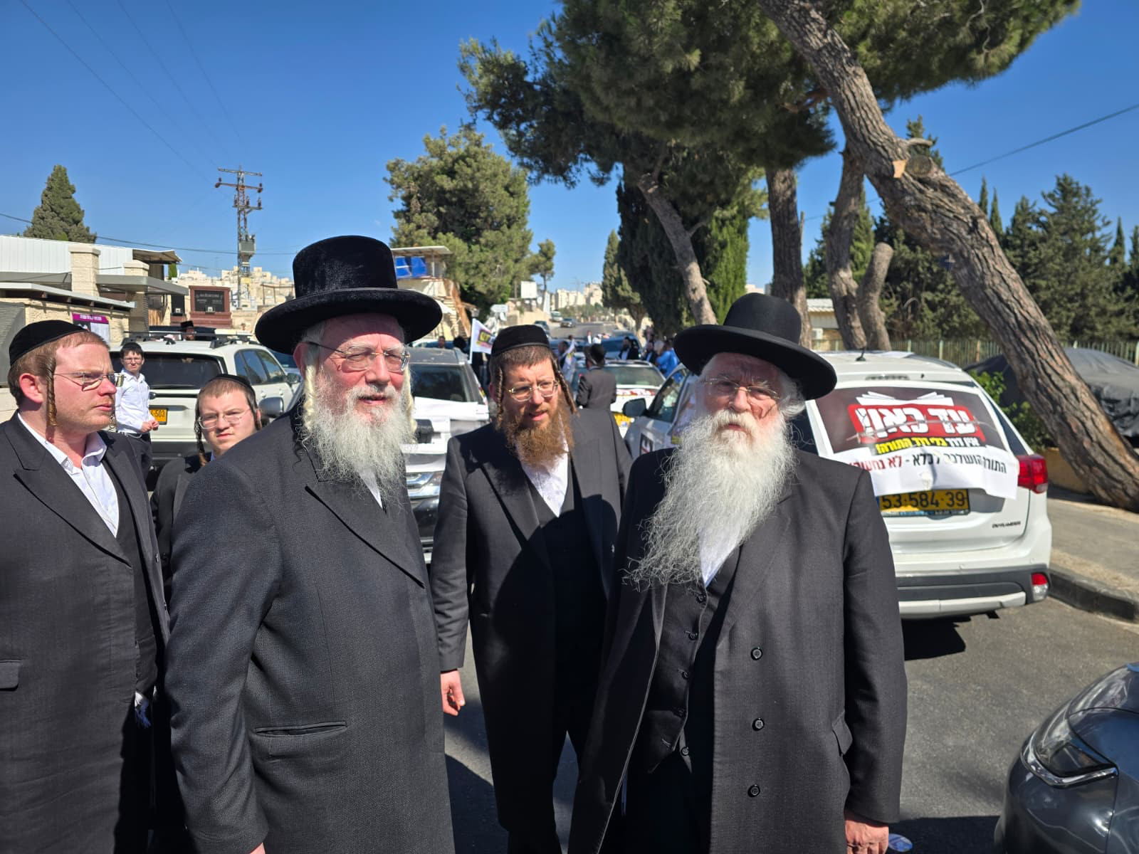 ח"כ מאיר פרוש וסגן השר ישראל אייכלר נערכים לצאת באחת מכמה שיירות מחאה נגד הגיוס לכלא הצבאי נווה צדק (בית ליד) בכפר יונה, 24 ביוני 2026 (צילום: באדיבות אגודת ישראל) ח"כ מאיר פרוש וסגן השר ישראל אייכלר נערכים לצאת באחת מכמה שיירות מחאה נגד הגיוס לכלא הצבאי נווה צדק (בית ליד) בכפר יונה, 24 ביוני 2026 (צילום: באדיבות אגודת ישראל)