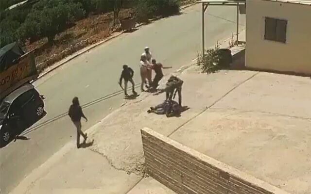 חייל צה"ל, לצד מתנחלים, מכה שני פלסטינים בעיירה חווארה שבגדה המערבית, 6 ביוני 2026 (צילום: צילום מסך) חייל צה"ל, לצד מתנחלים, מכה שני פלסטינים בעיירה חווארה שבגדה המערבית, 6 ביוני 2026 (צילום: צילום מסך)