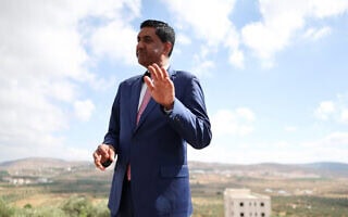 חבר בית הנבחרים האמריקאי רו קאנה, דמוקרט מקליפורניה, במהלך ביקור בתורמוס עיא, סמוך לרמאללה, בגדה המערבית. 9 ביולי 2026 (צילום: REUTERS/Ammar Awad) חבר בית הנבחרים האמריקאי רו קאנה, דמוקרט מקליפורניה, במהלך ביקור בתורמוס עיא, סמוך לרמאללה, בגדה המערבית. 9 ביולי 2026 (צילום: REUTERS/Ammar Awad)