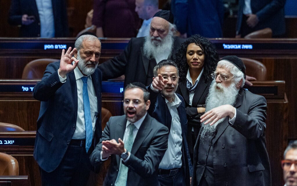 יו"ר ש"ס אריה דרעי, שרי ממשלה וחברי כנסת משתתפים בישיבת מליאה ובהצבעה על הצעת חוק להקפאת מעצרים של משתמטי גיוס חרדים באולם מליאת הכנסת בירושלים. 14 ביולי 2026 (צילום: חיים גולדברג/פלאש90) יו"ר ש"ס אריה דרעי, שרי ממשלה וחברי כנסת משתתפים בישיבת מליאה ובהצבעה על הצעת חוק להקפאת מעצרים של משתמטי גיוס חרדים באולם מליאת הכנסת בירושלים. 14 ביולי 2026 (צילום: חיים גולדברג/פלאש90)