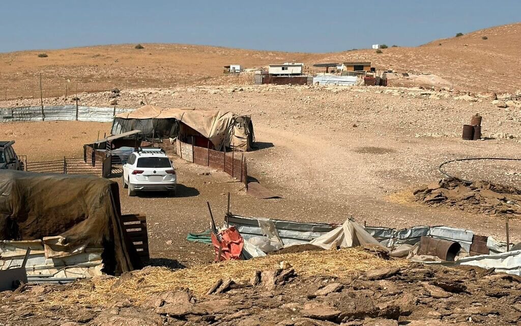 המאחז "רועי אברהם", שנבנה סמוך ליישוב הבדואי הקטן אל־חדידייה, יולי 2026 (צילום: טל שניידר) המאחז "רועי אברהם", שנבנה סמוך ליישוב הבדואי הקטן אל־חדידייה, יולי 2026 (צילום: טל שניידר)