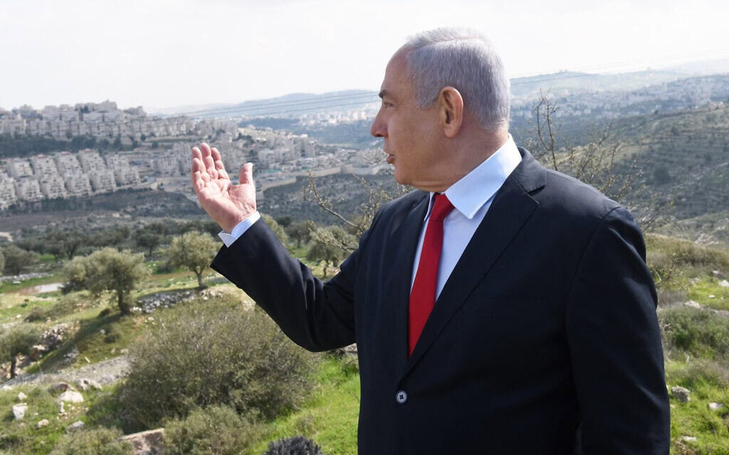 ראש הממשלה בנימין נתניהו עומד בנקודת תצפית על ההתנחלות הר חומה, 20 בפברואר 2020 (צילום: DEBBIE HILL / POOL / AFP) ראש הממשלה בנימין נתניהו עומד בנקודת תצפית על ההתנחלות הר חומה, 20 בפברואר 2020 (צילום: DEBBIE HILL / POOL / AFP)