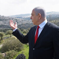 ראש הממשלה בנימין נתניהו עומד בנקודת תצפית על ההתנחלות הר חומה, 20 בפברואר 2020 (צילום: DEBBIE HILL / POOL / AFP) ראש הממשלה בנימין נתניהו עומד בנקודת תצפית על ההתנחלות הר חומה, 20 בפברואר 2020 (צילום: DEBBIE HILL / POOL / AFP)