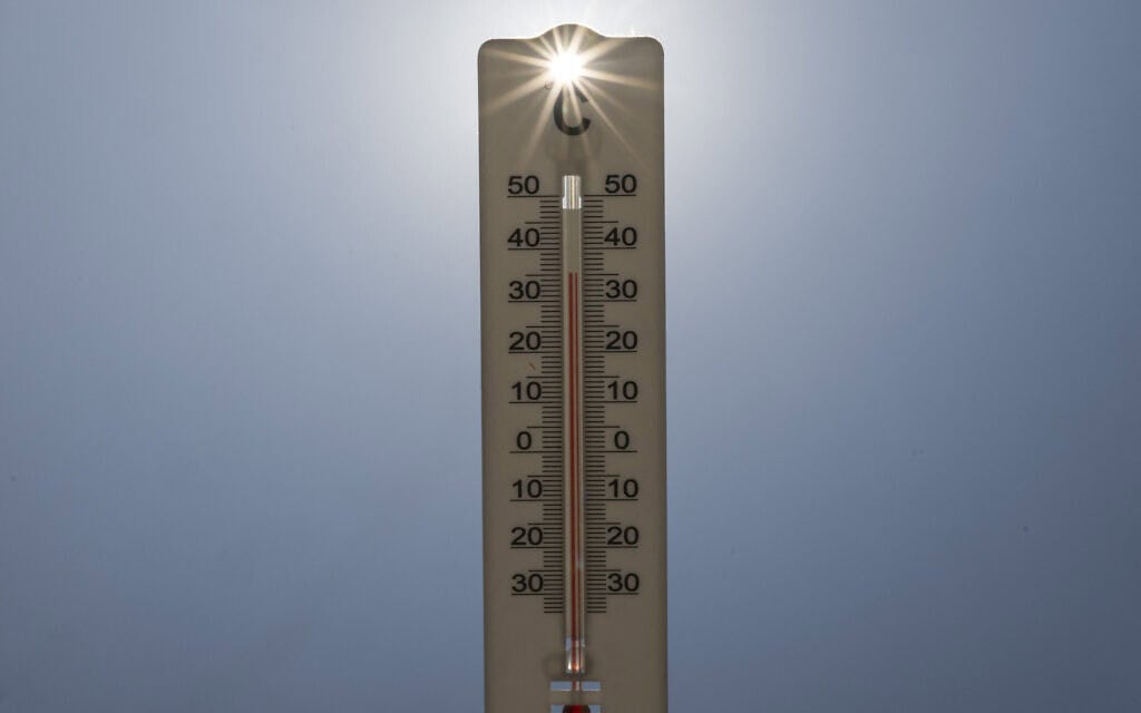 אילוסטרציה: מדחום מצי טמפרטורה של 35 מעלות צלזיוס (צילום: Martin LELIEVRE / AFP) אילוסטרציה: מדחום מצי טמפרטורה של 35 מעלות צלזיוס (צילום: Martin LELIEVRE / AFP)