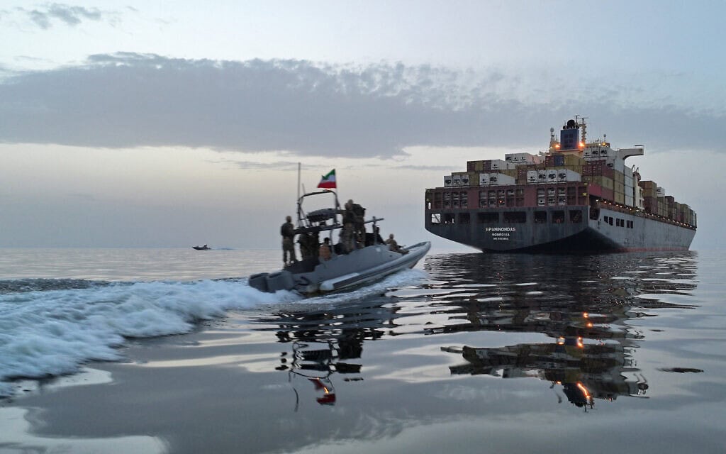 סירה של משמרות המהפכה האסלאמית (IRGC), שלטענת איראן השתתפה במבצע לתפיסת ספינות שניסו לחצות את מצר הורמוז, 21 באפריל 2026 (צילום: Meysam MIRZADEH / TASNIM NEWS / AFP)