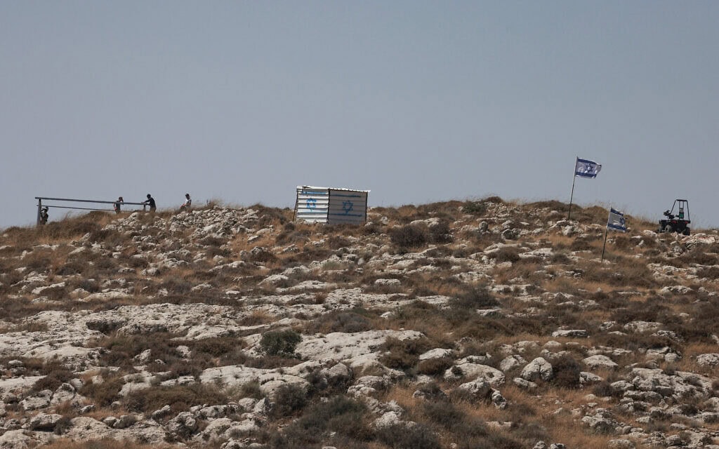 מתנחלים ישראלים מקימים מאחז חדש בכפר הפלסטיני עזמוט שבגדה המערבית. 17 ביולי 2026 (צילום: Jaafar ASHTIYEH / AFP) מתנחלים ישראלים מקימים מאחז חדש בכפר הפלסטיני עזמוט שבגדה המערבית. 17 ביולי 2026 (צילום: Jaafar ASHTIYEH / AFP)
