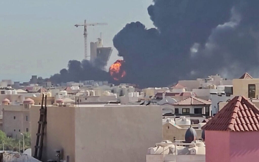 צילום מסך מתוך סרטון שהופץ ברשתות החברתיות מראה עמוד עשן שחור ולהבות המיתמרים מעל העיירה מנגאף, מדרום לכווית סיטי. 18 ביולי 2026 (צילום: various sources / AFP) צילום מסך מתוך סרטון שהופץ ברשתות החברתיות מראה עמוד עשן שחור ולהבות המיתמרים מעל העיירה מנגאף, מדרום לכווית סיטי. 18 ביולי 2026 (צילום: various sources / AFP)
