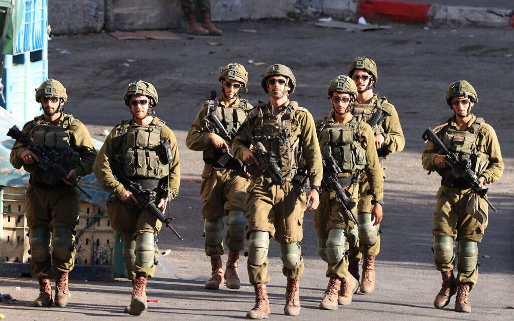 כוחות ביטחון ישראליים מפטרלים ברחוב לאחר שחסמו את הצד הפלסטיני של מרכז העיר, לקראת הגעתם של מתנחלים לביקור באתר קדוש סמוך לחברון בגדה המערבית. 23 ביולי 2026 (צילום: HAZEM BADER / AFP) כוחות ביטחון ישראליים מפטרלים ברחוב לאחר שחסמו את הצד הפלסטיני של מרכז העיר, לקראת הגעתם של מתנחלים לביקור באתר קדוש סמוך לחברון בגדה המערבית. 23 ביולי 2026 (צילום: HAZEM BADER / AFP)