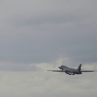 מפציץ B-1 לנסר אמריקאי ממריא מבסיס חיל האוויר המלכותי פיירפורד, אנגליה. 10 במרץ 2026 (צילום: AP Photo/Alastair Grant) מפציץ B-1 לנסר אמריקאי ממריא מבסיס חיל האוויר המלכותי פיירפורד, אנגליה. 10 במרץ 2026 (צילום: AP Photo/Alastair Grant)